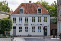 Am-Markt-blick-richtung-Stadt-Bibliothek-Stadt-Norden-Ostfriesland-9.7.2025-21