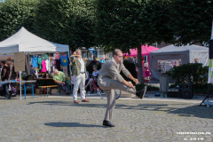 Eröffnung-Straßenkunstfestival-Heiko-Schmelzle-und-Herr-Konrad-in-Norden-am-24.8.2019-16