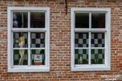 Fraeuleinshof-Fenster-mit-alter-Deko-Stadt-Norden-17.2.2024-2