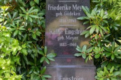 Arnold-Meyer-Friederike-Meyer-Kaethe-Engstroem-E.-Engstroem-Grabstein-Grab-Parkfriedhof-Stadt-Norden-6.8.2022-4