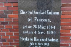 Elise-und-Fiepko-ten-Doornkaat-Koolman-Grabstein-Grab-Parkfriedhof-Stadt-Norden-6.8.2022-24
