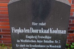 Fiepko-ten-Doornkaat-Koolman-Soldat-Grabstein-Grab-Parkfriedhof-Stadt-Norden-6.8.2022-20