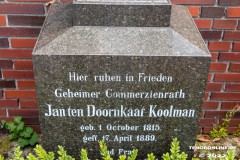 Geheimer-Commerzienrath-Jan-ten-Doornkaat-Koolman-Grabstein-Grab-Parkfriedhof-Stadt-Norden-6.8.2022-21