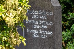 Jacobus-Behrends-Gretchen-Behrends-Georga-Behrends-Grabstein-Grab-Parkfriedhof-Stadt-Norden-6.8.2022-76