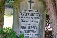 Pastor-P.-Thomsen-Anna-Thomsen-Grabstein-Grab-Parkfriedhof-Stadt-Norden-6.8.2022-58