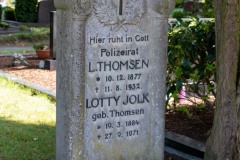 Polizeirat-L.-Thomsen-Lotty-Jolk-Grabstein-Grab-Parkfriedhof-Stadt-Norden-6.8.2022-57