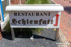 Restaurant-Schienfatt-Hinweisschild-Seitengasse-Neuer-Weg-Stadt-Norden-7.8.2022-154