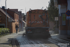 Baustelle-Schulstraße-Große-Mühlenstraße-Vorbereitungen-Asphaltieren-Tell-Bau-Spezialkehrmaschiene-ALBA-Mercedes-Arocs-Stadt-Norden-11.3.2020-10