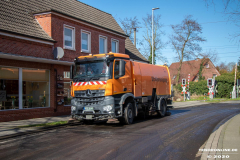 Baustelle-Schulstraße-Große-Mühlenstraße-Vorbereitungen-Asphaltieren-Tell-Bau-Spezialkehrmaschiene-ALBA-Mercedes-Arocs-Stadt-Norden-11.3.2020-11
