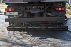 Baustelle-Schulstraße-Große-Mühlenstraße-Vorbereitungen-Asphaltieren-Tell-Bau-Spezialkehrmaschiene-ALBA-Mercedes-Arocs-Stadt-Norden-11.3.2020-13