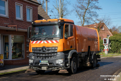 Baustelle-Schulstraße-Große-Mühlenstraße-Vorbereitungen-Asphaltieren-Tell-Bau-Spezialkehrmaschiene-ALBA-Mercedes-Arocs-Stadt-Norden-11.3.2020-14