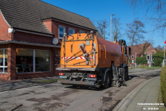 Baustelle-Schulstraße-Große-Mühlenstraße-Vorbereitungen-Asphaltieren-Tell-Bau-Spezialkehrmaschiene-ALBA-Mercedes-Arocs-Stadt-Norden-11.3.2020-3