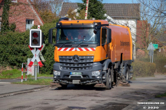 Baustelle-Schulstraße-Große-Mühlenstraße-Vorbereitungen-Asphaltieren-Tell-Bau-Spezialkehrmaschiene-ALBA-Mercedes-Arocs-Stadt-Norden-11.3.2020-5