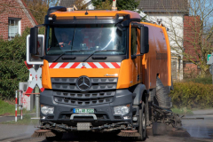 Baustelle-Schulstraße-Große-Mühlenstraße-Vorbereitungen-Asphaltieren-Tell-Bau-Spezialkehrmaschiene-ALBA-Mercedes-Arocs-Stadt-Norden-11.3.2020-6