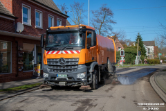 Baustelle-Schulstraße-Große-Mühlenstraße-Vorbereitungen-Asphaltieren-Tell-Bau-Spezialkehrmaschiene-ALBA-Mercedes-Arocs-Stadt-Norden-11.3.2020-7