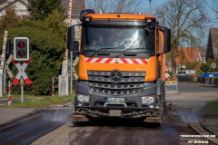 Baustelle-Schulstraße-Große-Mühlenstraße-Vorbereitungen-Asphaltieren-Tell-Bau-Spezialkehrmaschiene-ALBA-Mercedes-Arocs-Stadt-Norden-11.3.2020-9