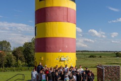 Gruppenfoto-Audi-Typ-89-Kuestencabrio-Ottoturm-Leuchturm-Pilsum-Krummhoern-15.7.2023-14