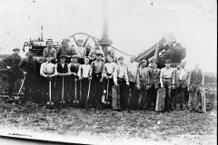 Arbeiter-an-einer-Torfdampfmaschiene-Folkert-Saueressig