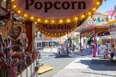 Frisches-Popcorn-Mandeln-Schild-Reklame-Sommermarkt-Marktplatz-Norden-August-12.8.2022-27