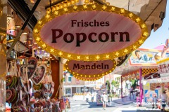 Frisches-Popcorn-Mandeln-Schild-Reklame-Sommermarkt-Marktplatz-Norden-August-12.8.2022-28