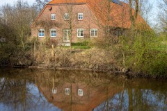 Spiegeelung-Haus-Hager-Tief-Wanderweg-HAge-3.3.2024-24
