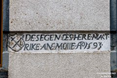 Innschrift-in-einem-Wohnhaus-am-Giebel-Westerstrasse-Stadt-Norden-17.2.2024-13