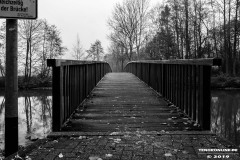 Bruecke-schwarzweiss-Zum-Hexenkolk-Stadt-Norden-25.11.2019-1