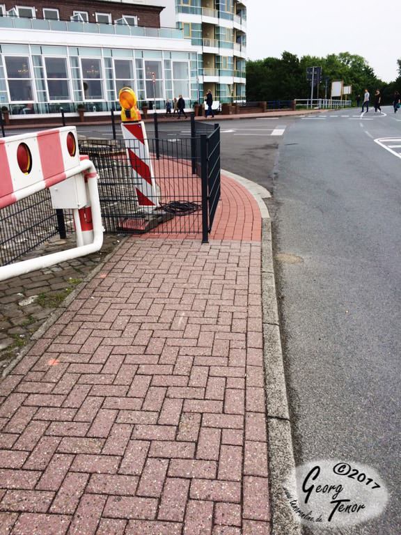 Ein Zaun auf dem Fußweg – warum?