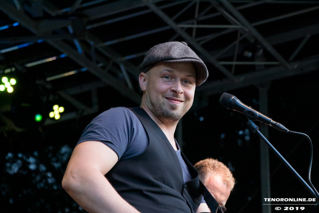 Norden – Fotos vom Gartenkonzert mit Oliver Jüchems und Band im KVHS Norden Kulturgarten am 23.8.2019