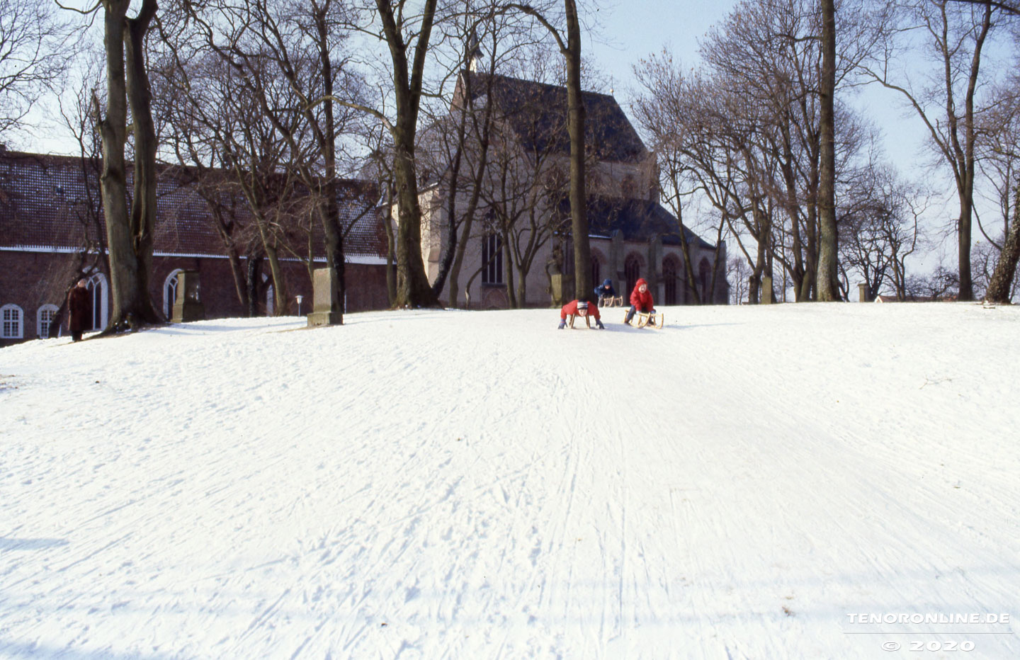 Norden – Rodeln/Schlittenfahren auf dem alten Friedhof im Jahr 1985