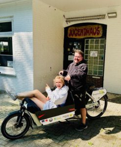 Tanja Manninga und Vincent Diekmann vom Jugendhaus Norden mit Lastenrad Otto © Stadt Norden 2024